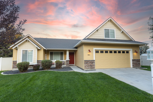 Your Premium Short and Long Term Vacation Rental Home in Meridian Idaho on AirBnB VRBO Trip Advisor Blue Pillow